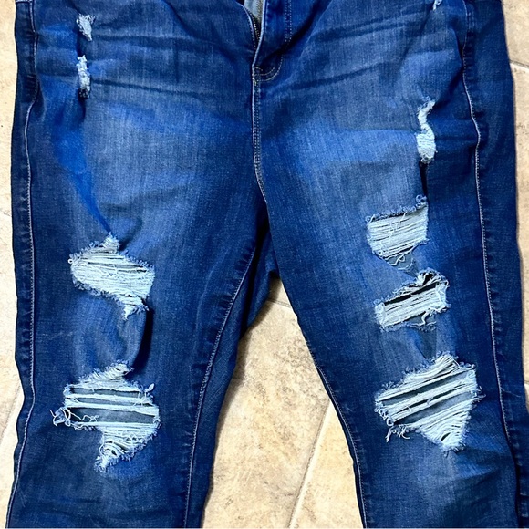 Torrid bombshell skinny feel the fit. 22 regular - Picture 2 of 5